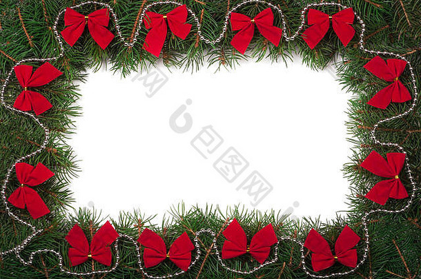 圣诞框架由冷杉树枝制成，装饰着白色背景上的蝴蝶结