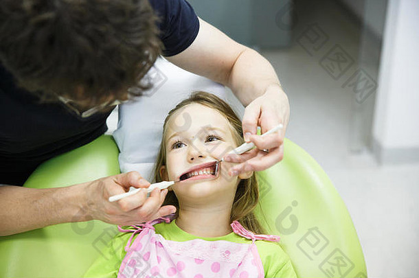 女孩儿科牙医办公室常规的检查牙衰变龋齿口香糖疾病早期预防口服卫生牛奶蒂特