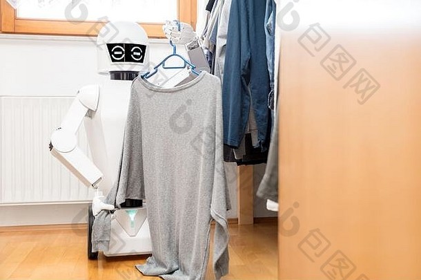 电子人或自动<strong>机器人</strong>将衣服放入或取出衣柜，显示个人时尚偏好