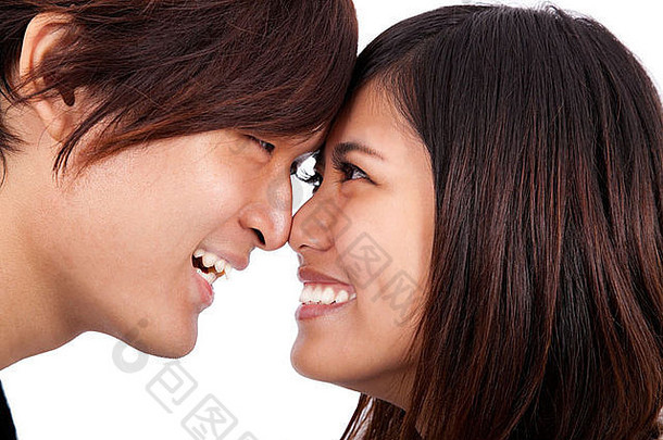 年轻的亚洲夫妇面对面地微笑着