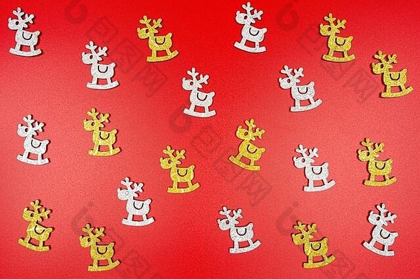 背景由金驯鹿和银驯鹿在红色背景上随机排列而成。