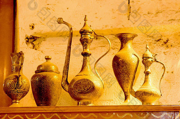 古老的金属壶东方风格古董市场