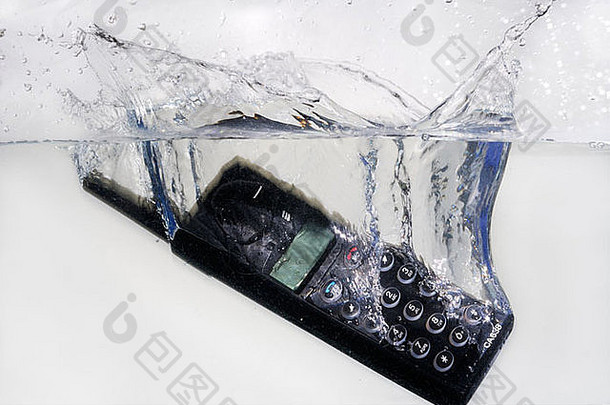 当手机被扔进水箱时，高速停止手机溅水的动作