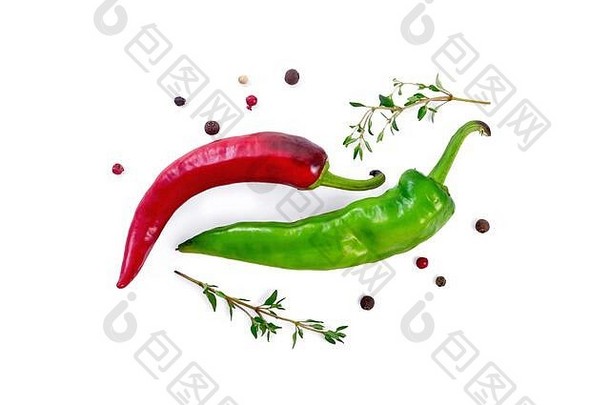 绿色和红色辣椒豆荚，两小枝百里香和彩色辣椒豌豆，白色背景上分离