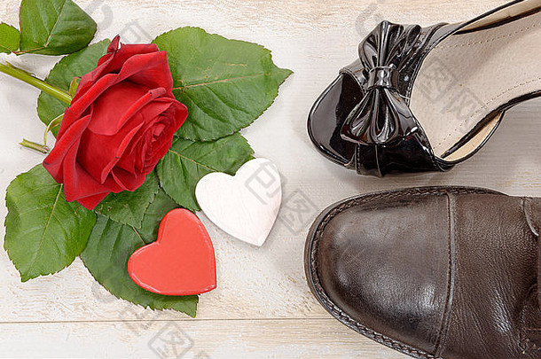 鞋子玫瑰木背景情人节