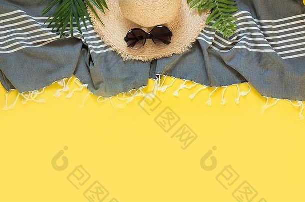 海滩草帽，黄色背景的贝壳。广场暑假背景。俯视图，平面布置。文本的空间。
