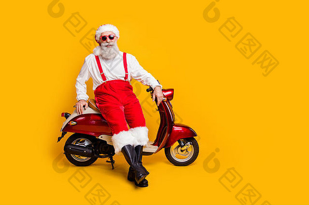圣诞老人准备参加圣诞<strong>主题派对</strong>的全身照片坐着复古自行车真诚微笑着穿时髦的太阳眼镜裤子帽子衬衫靴子