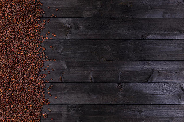 深色木质背景上的咖啡豆