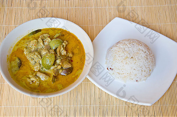 美味的泰国食物调用kaengkeaw婉或鸡辣的咖喱