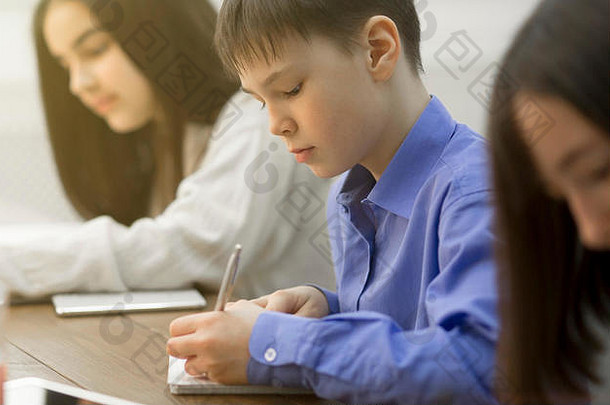 学生们在教室里写考试试卷