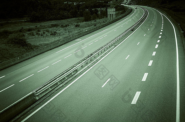 夏季穿越法国的高速公路。俯视图
