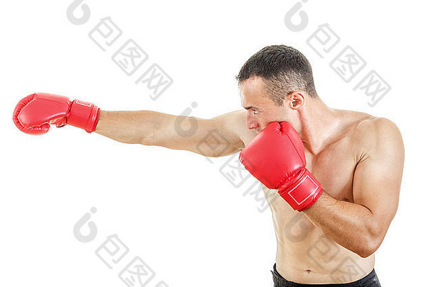 一边视图肌肉发达的男人。穿红色的拳击手套冲白色背景