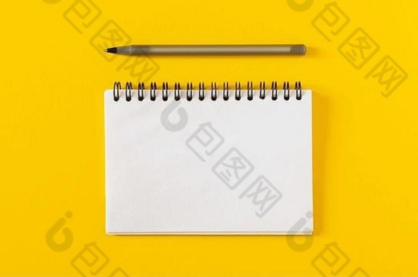 开放螺旋记事本黄色的背景笔记本笔谎言织构纸平躺概念