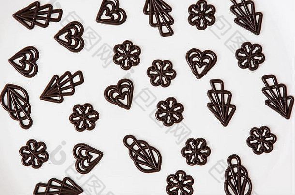 大盘子里装饰着黑巧克力。甜食。符号形状。糖果主题。创意美食。