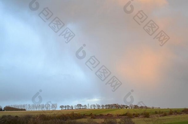 风暴行淋浴通过艾恩斯福德卢林斯通肯特英格兰生产彩虹色彩鲜艳的云冬天风暴雨暴风