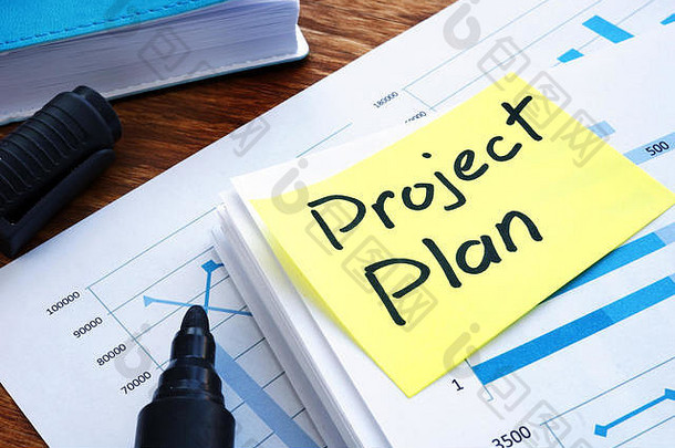 桌子上的项目计划和商业文件。