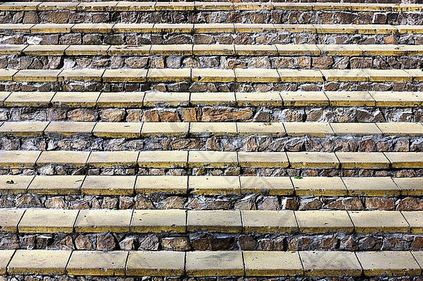 梯子的水平台阶以黄色砖块和花岗岩粗糙的石头为背景