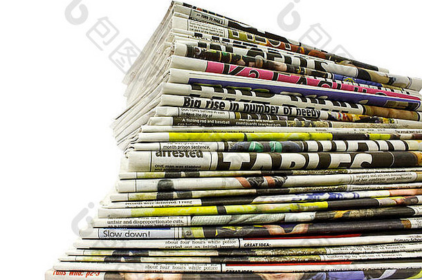 收集不同颜色的报纸，成堆堆放在白色的地板上