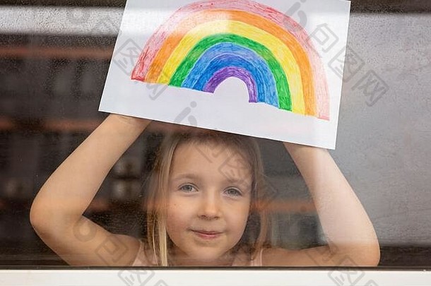 儿童绘画彩虹在2019冠状病毒疾病在家检疫。靠近窗户的女孩。在家社交媒体上开展预防冠状病毒的活动，让我们<strong>共同努力</strong>