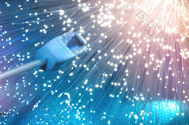 未来技术背景，蓝色背景<strong>光纤网络</strong>电缆末端特写