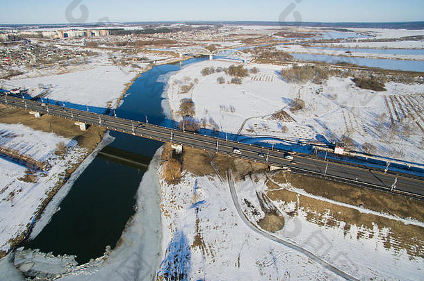 上图是一个冬天里的道路、建筑、<strong>地段</strong>、桥梁、河流。汽车鸟瞰城市。