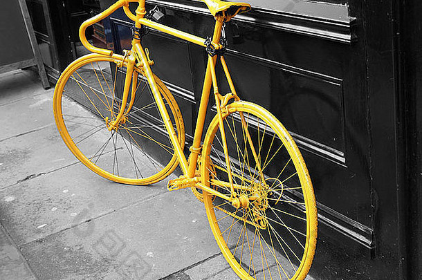 照片黄色的自行车窗口咖啡商店