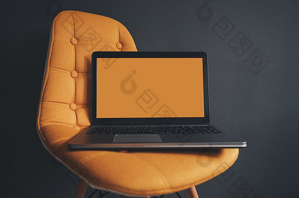 模拟笔记本电脑，空白屏幕作为办公椅上的复印空间