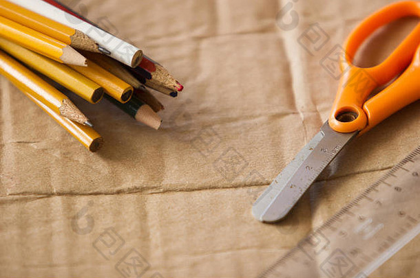 橙色剪刀塑料统治者包木黄色的铅笔橡胶乐队纸板