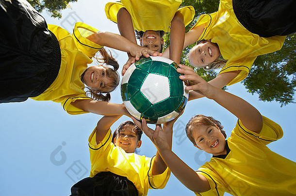 五名儿童（7-9岁）手持足球，俯视，肖像