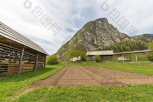 斯洛文尼亚Bohinj附近的Studor小村庄里有一个古老的传统木制双层干草架