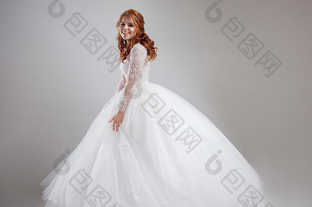 快乐笑年轻的女人婚礼衣服迷人的新娘光背景免费的空间设计