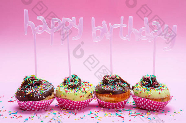 快乐生日迷你蛋糕糖衣色彩斑斓的洒粉红色的背景文本快乐生日装饰