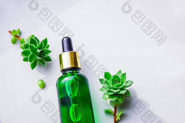 自然血清提取玻璃绿色瓶吸管美美的白色背景