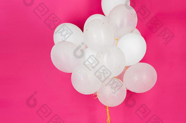 粉红色上空白色氦气球的特写镜头