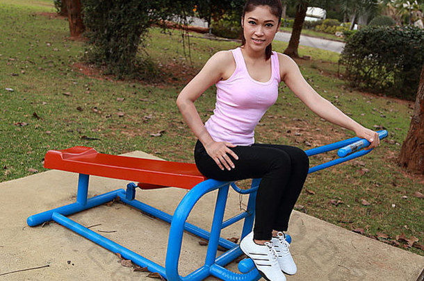 女人锻炼设备公共公园