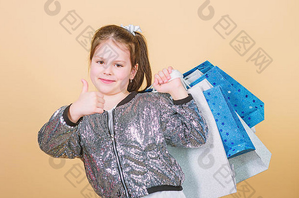 衣服快乐的孩子女孩礼物零售假期购买储蓄时尚风格客户包销售折扣小女孩购物袋衣服