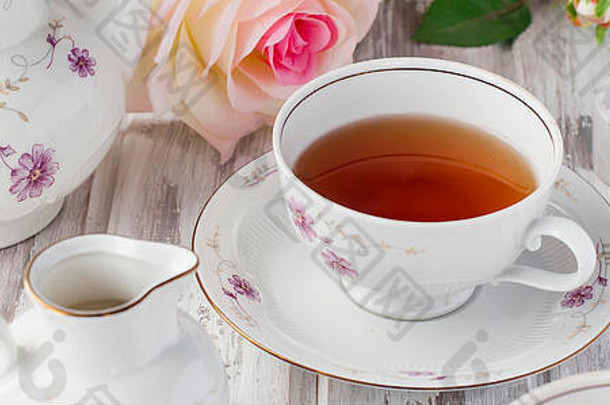 两个茶杯，茶壶和牛奶壶，<strong>花</strong>式节日餐具<strong>茶具</strong>。假日概念。