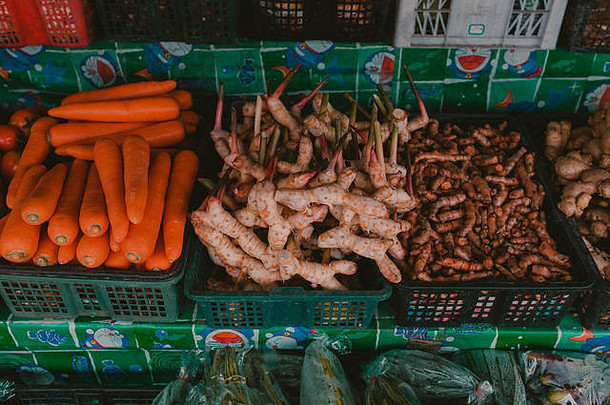 亚洲市场抽屉里的胡萝卜和生姜