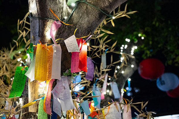 写在Tanzaku上的愿望，小纸片，挂在一棵日本许愿树上，位于加利福尼亚州洛杉矶的小东京区