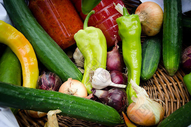 木篮中的一组五颜六色的蔬菜，用于食品节