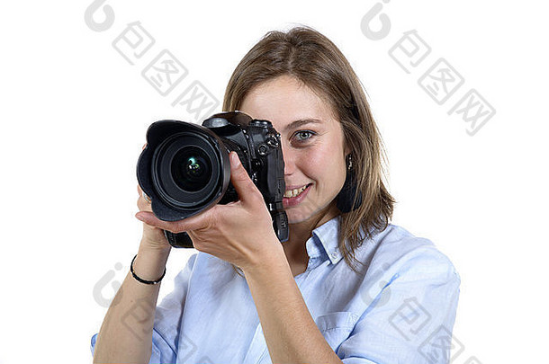 女孩用白色背景的数码相机拍照