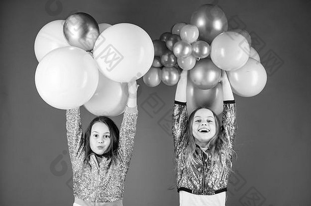 幸福快乐的时刻。无忧无虑的童年。开始这个聚会。姐妹们组织家庭聚会。有趣的概念。气球主题派对。女孩们和小兄弟姐妹们靠近气球。生日聚会。
