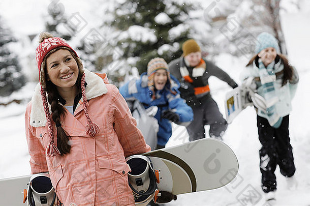 冬天雪女孩携带滑雪板孩子们运行