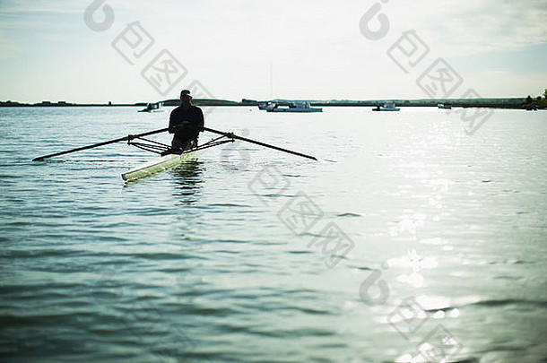 美国科罗拉多州一名中年男子在水上划船