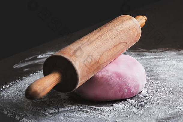 厨房柜台上的擀面杖和粉红色糖浆