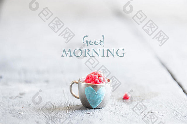 带覆盆子和便条的咖啡杯早上好，母亲节或妇女节早餐