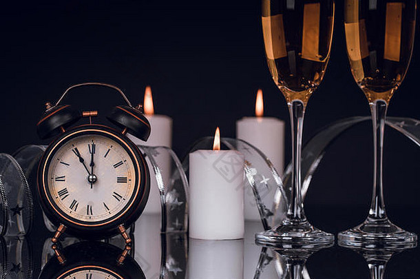 酒眼镜香槟时钟蜡烛黑色的背景反射复制空间快乐圣诞节快乐一年背景