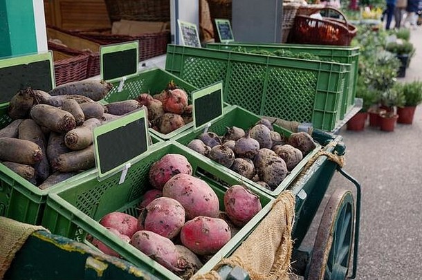 户外视图类型土豆出售架子上绿色车摊位前面杂货店商店户外人行道上开放空气市场