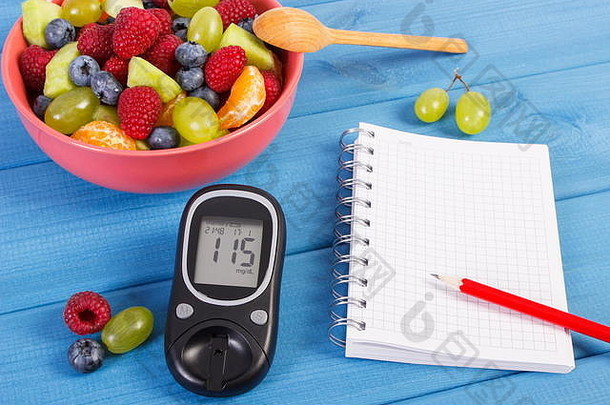 新鲜的水果沙拉glucometer结果糖水平记事本写作笔记决议概念糖尿病饮食减肥健康的