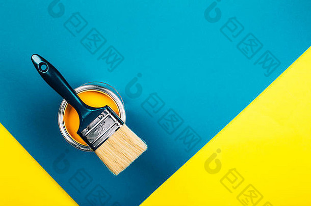 刷开放黄色的颜色油漆黄色的蓝色的背景平躺风格改造概念